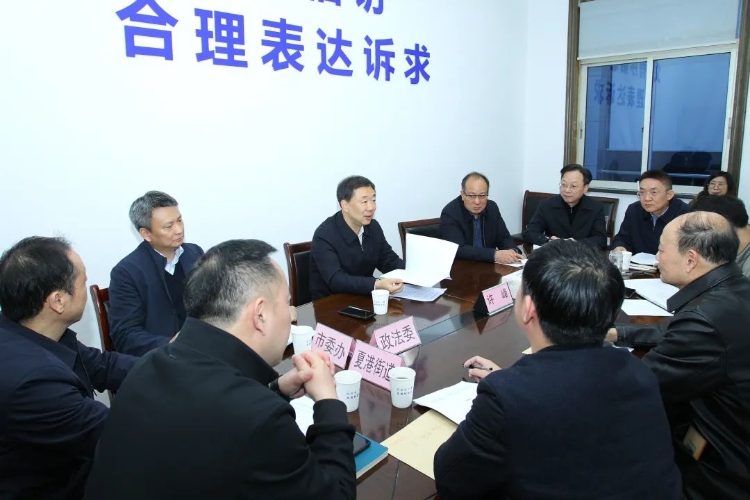 許峰到市黨政領(lǐng)導信訪接待中心現(xiàn)場接訪